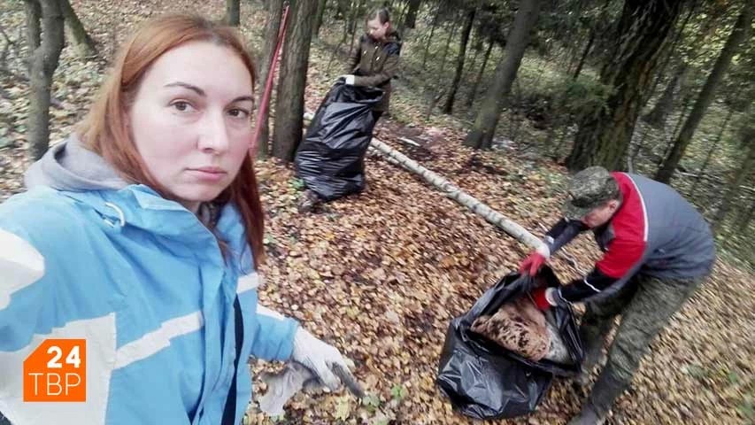 В хотьковском лесу помогли убраться московские волонтёры