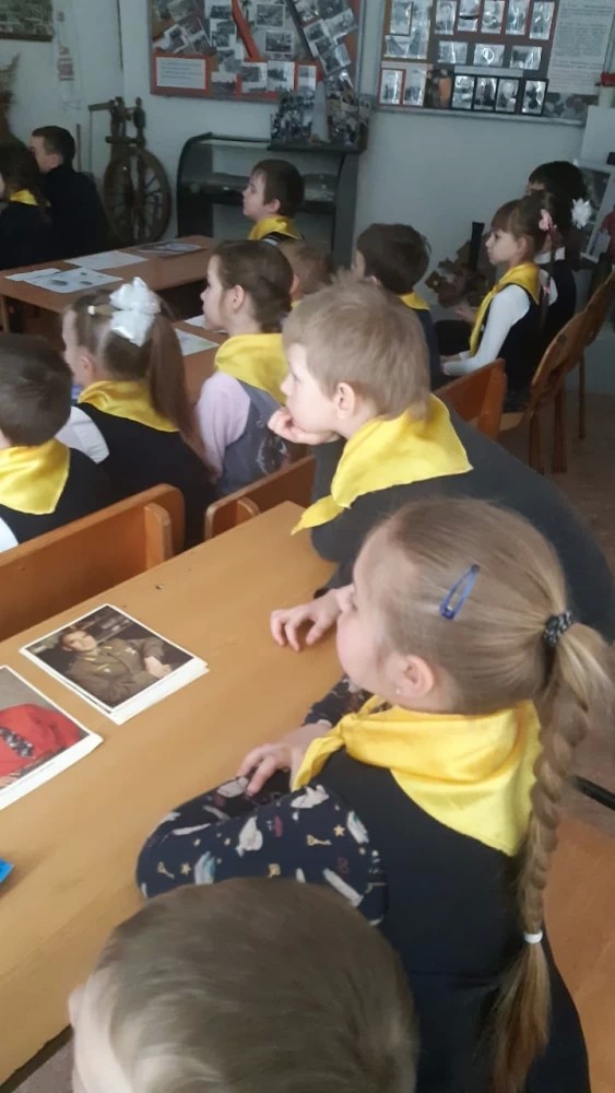 Урок Гагарина провели восьмиклассники 18-й школы для младших товарищей