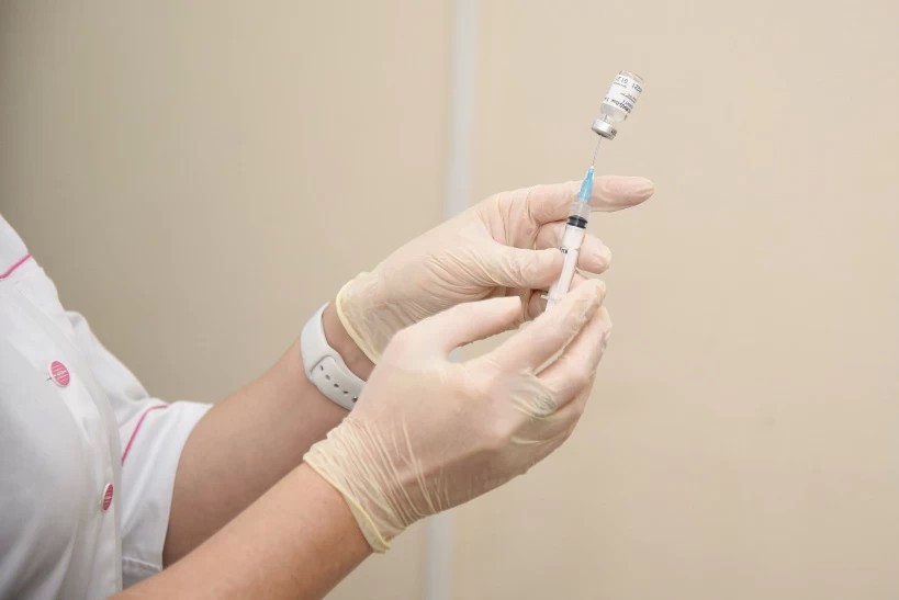 Почему на вакцинацию нужно приходить не одному?
