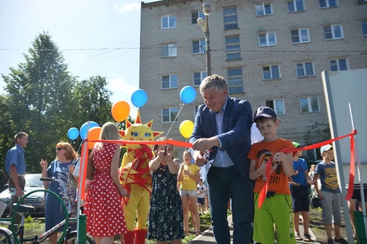 Играть по-новому: две современные детские площадки официально открыты