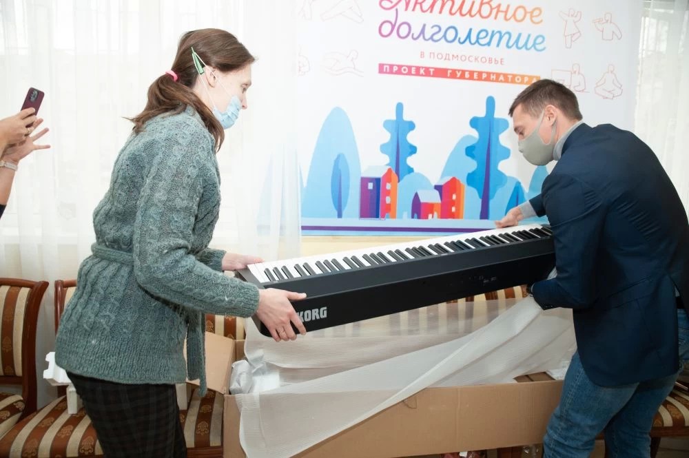 Александр Легков привёз пианино для «Активного долголетия»