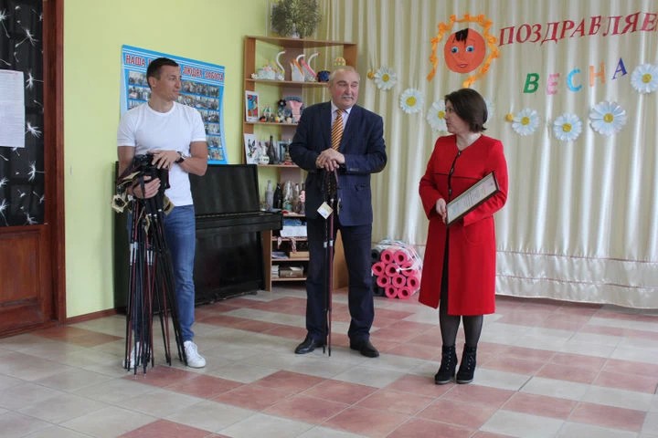 Олимпийский чемпион Александр Легков вручил подарки «оптимистам»