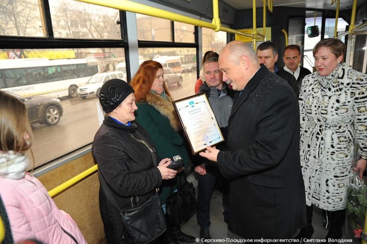День автомобилиста: грамоты вручили прямо в автобусе