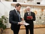 Глава района вручил медали ветеранам и встретился с художниками