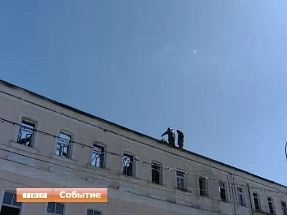 Пожарные продолжают дежурить у сгоревшего здания