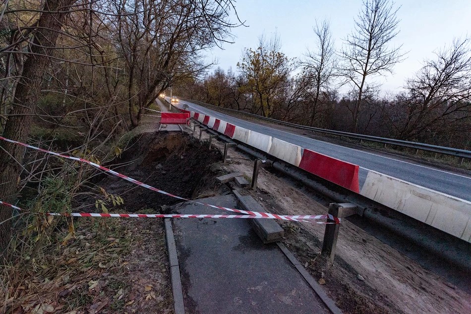 Тротуар смыло в пруды