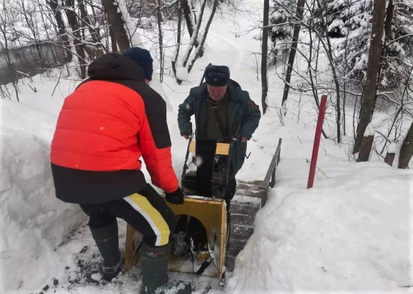В свободное время лесничий расчищает подходы к родникам