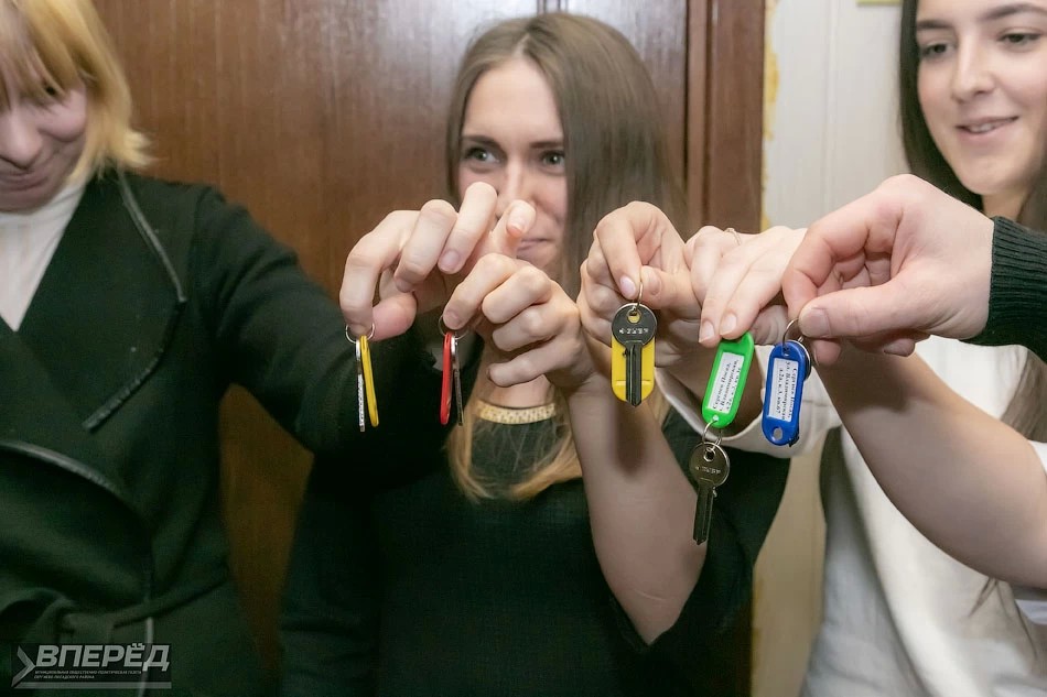Ключи от новых квартир получили в этом году 28 сирот и детей, оставшихся без попечения родителей