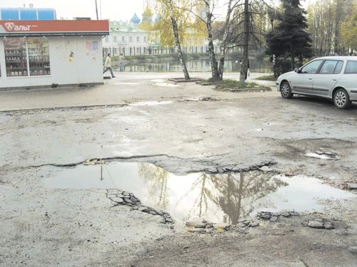 Осторожно, яма недели (у Белого пруда)