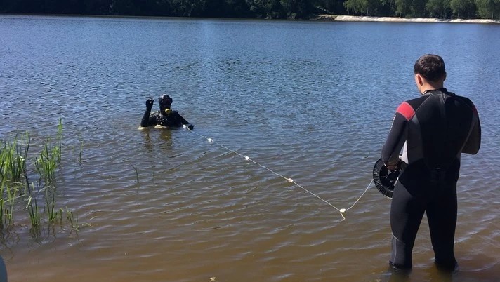 Водолазы опустились на дно