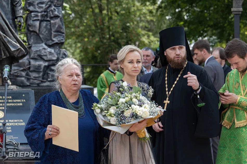 Патриарх и сергиевопосадцы открыли памятник и музей Флоренского