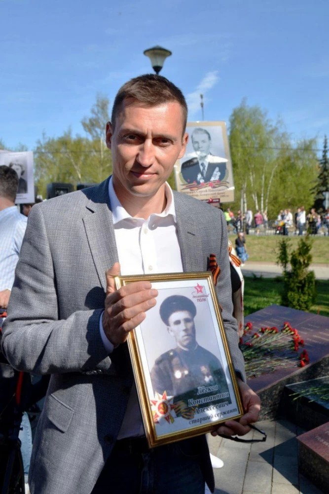 Александр Легков в строю Бессмертного полка пронес портрет своего прадеда