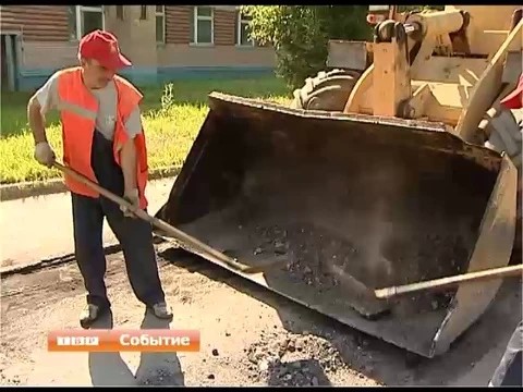 Рабочие ДРСУ ремонтируют дорожки ЦРБ