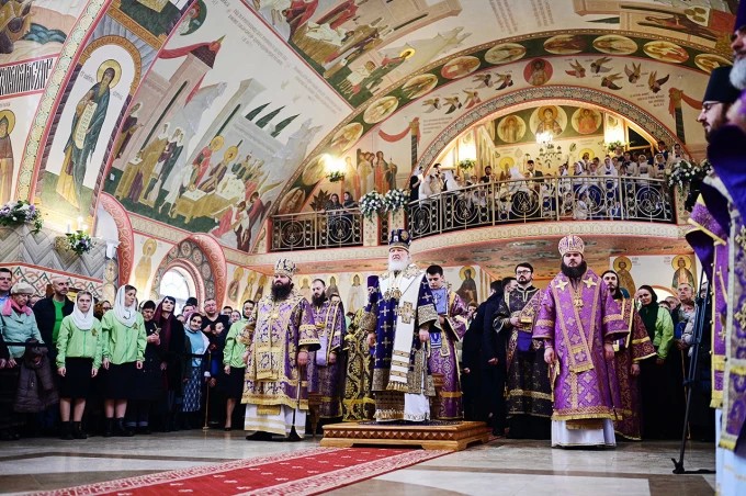 В Неделю 3-ю Великого поста наместник Лавры сослужил Святейшему Патриарху Кириллу