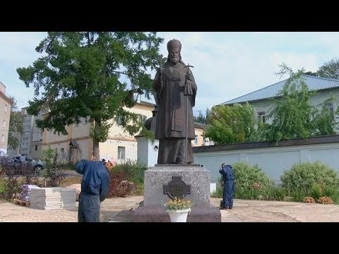 Подход к памятнику митрополиту Платону замостят плиткой
