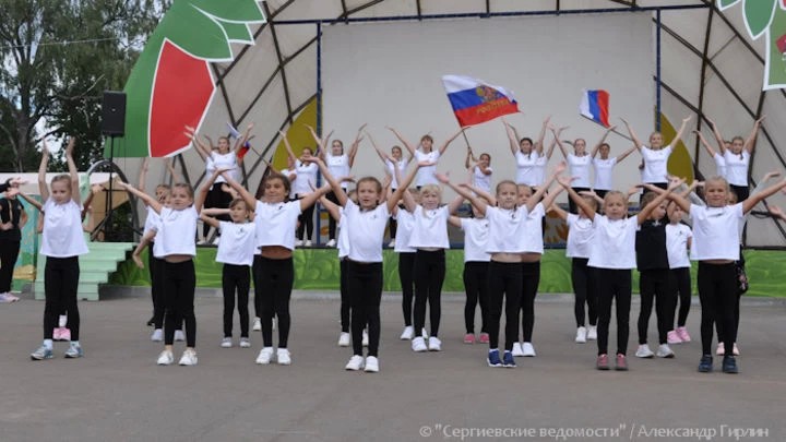 День флага отметили в хотьковском парке «Покровский»