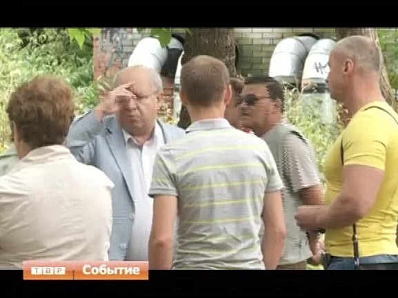 Территория антиблагоустройства. Жильцы дома по проспекту Красной Армии жалуются на запущенность строения и двора