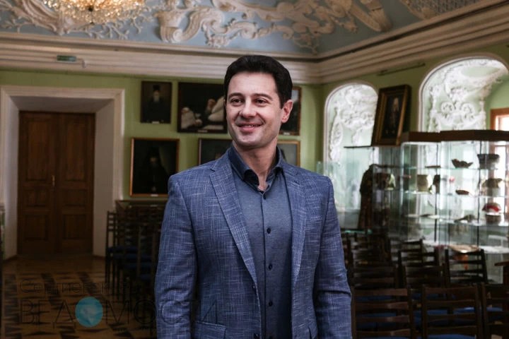 «Я не строгий “диктатор”», - Антон Макарский о предстоящем тотальном диктанте