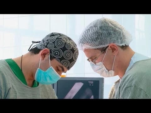 Операцию ведёт Алихан Шароян, кистевой хирург Районной больницы в Сергиевом Посаде