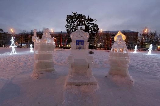 Город заиграл огнями