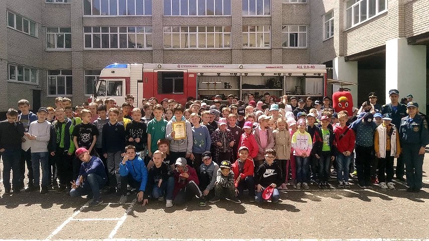 Пожарные Сергиева Посада провели детский праздник в школе №18