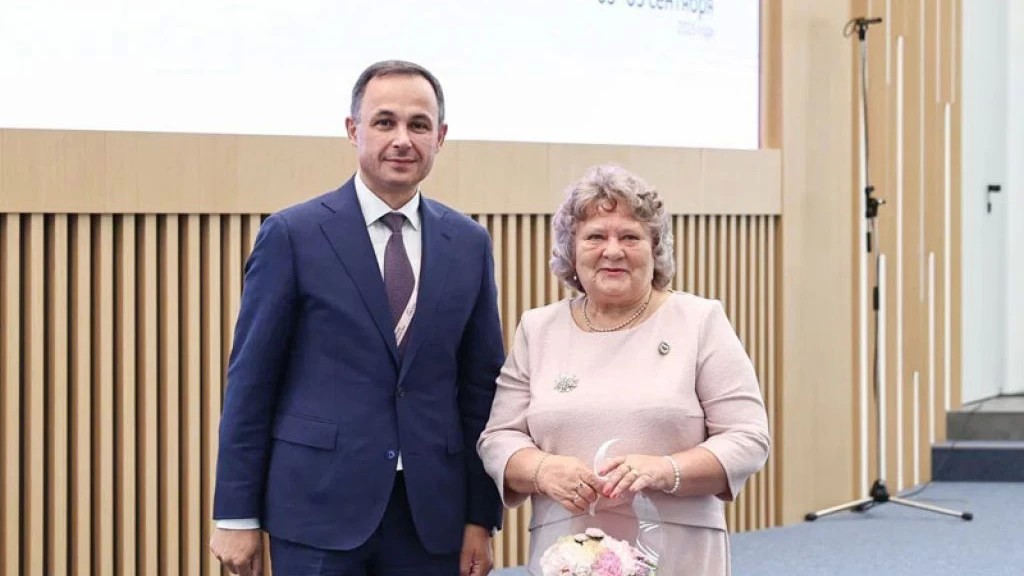 Заведующая отделением медицинской помощи в образовательных учреждениях СПГО Татьяна Ивановна Исаева - получила награду