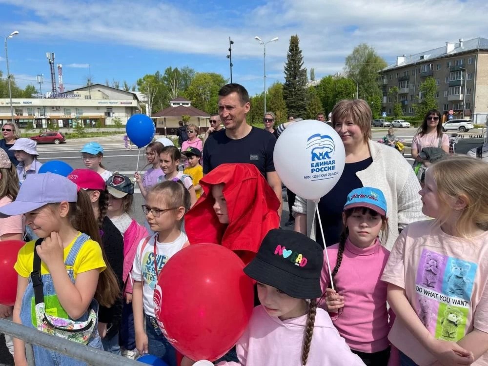 Александр Легков поздравил детей на празднике в Пересвете
