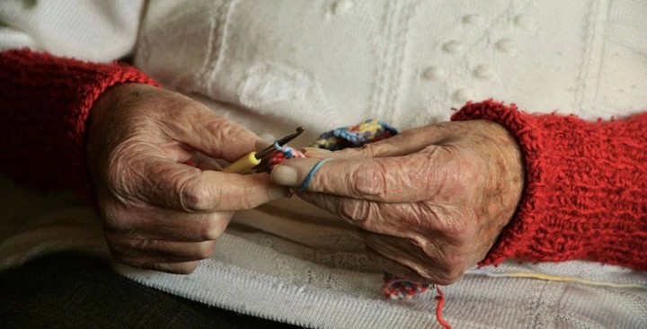 Более 18 тысяч рублей смогут получить жители региона, ухаживающие за тяжелобольными родственниками