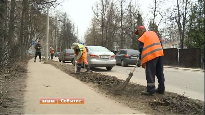 Уборка на улицах Сергиева Посада продолжилась