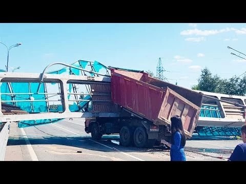 Грузовой автомобиль снёс пешеходный мост на Ярославском шоссе