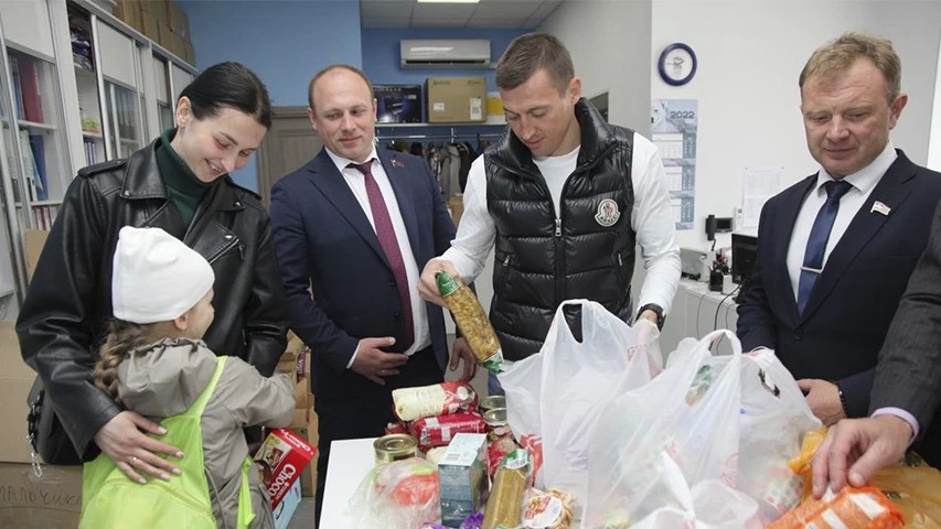 Депутаты Сергиева Посада купили продукты семьям беженцев с Донбасса