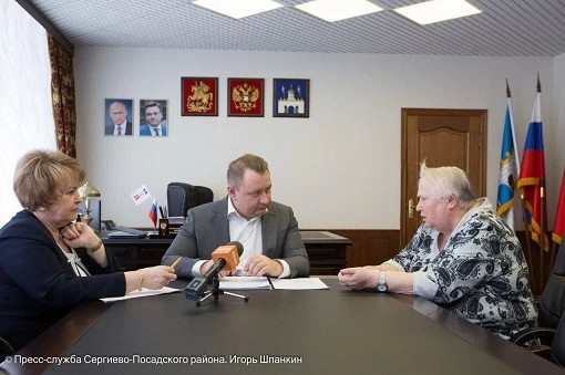 Михаил Токарев обсудил с жителями дороги и благоустройство