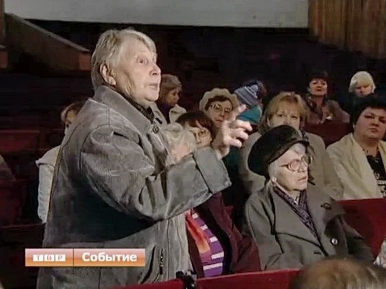 Текущие крыши, дефицит урн и необустроенные детские площадки. Районные власти выслушали жалобы жителей поселка Реммаш
