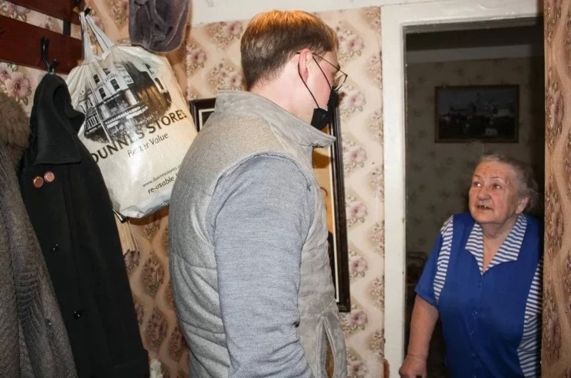 Сергей Двойных передал продукты пенсионерам