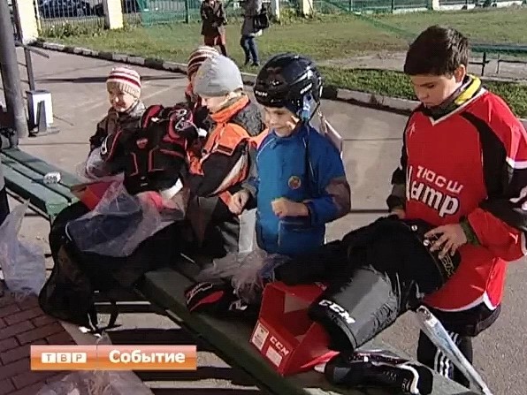 Двадцать один комплект хоккейной формы получила Детско-юношеская спортивная школа «Центр»