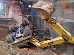 За Лаврой перевернулся экскаватор