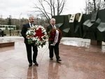 Посол США возложил венок к Мемориалу Славы