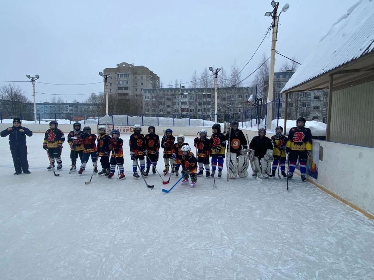 На стадионе у школы №1 в Хотьково состоялся детский турнир по хоккею в память о тренере-энтузиасте Николае Дмитриевиче Ушанове