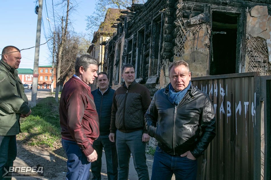 Сгоревший дом демонтируют