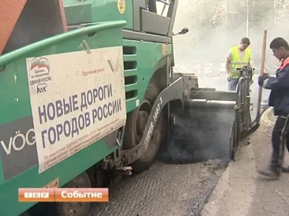 На улице Глинки наконец начали укладывать новый асфальт