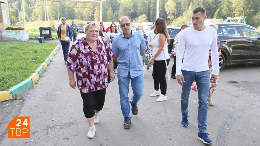 Депутат вместе с дорожниками приехал к жителям Загорских Далей