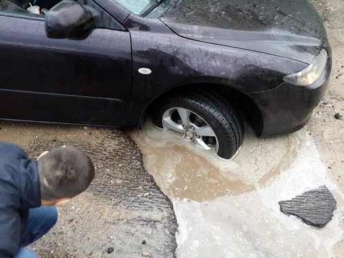 Осторожно, яма недели на улице Дружбы