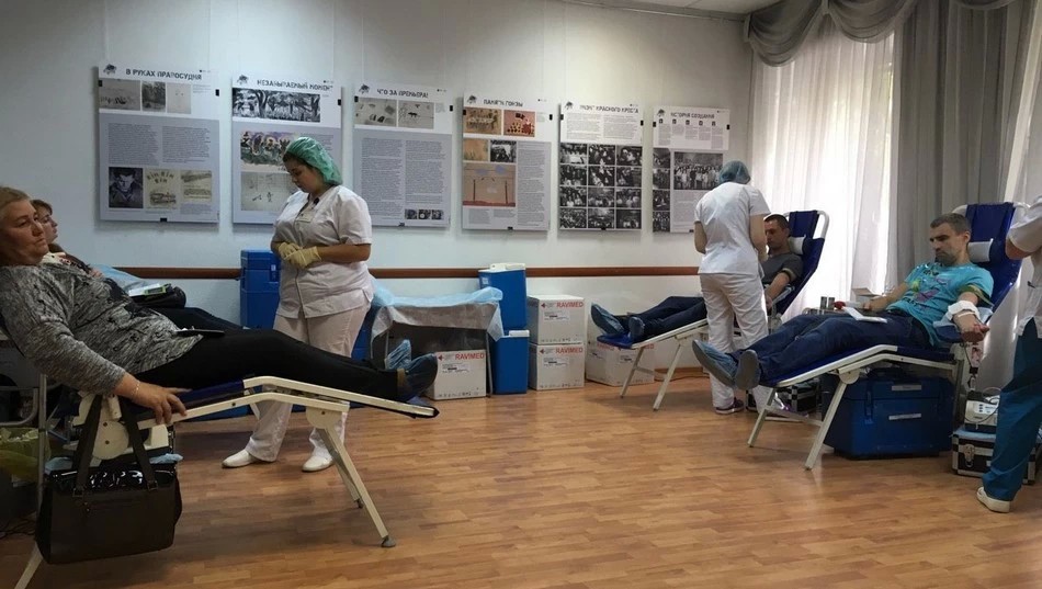 Поделились кровью
