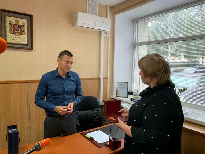 Александр Легков наградил представителя уполномоченного по правам человека в Сергиево-Посадском районе