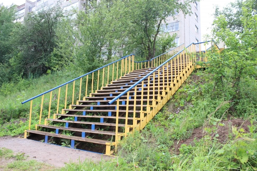 На стадионе в посёлке Ферма Сергиева Посада отремонтировали лестницу