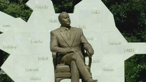 The controversial statue — Неоднозначная статуя