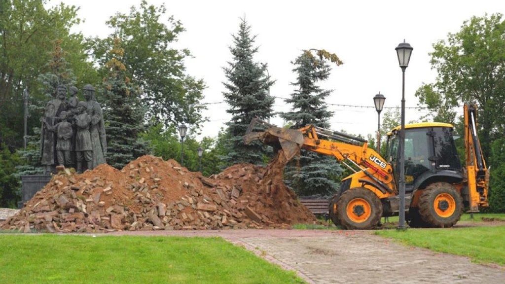 Начался ремонт памятника родителям Сергия Радонежского