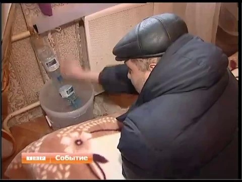 Ни горячей воды, ни тепла, а теперь еще и крыши текут. Как встречают весну жители Кирпички?