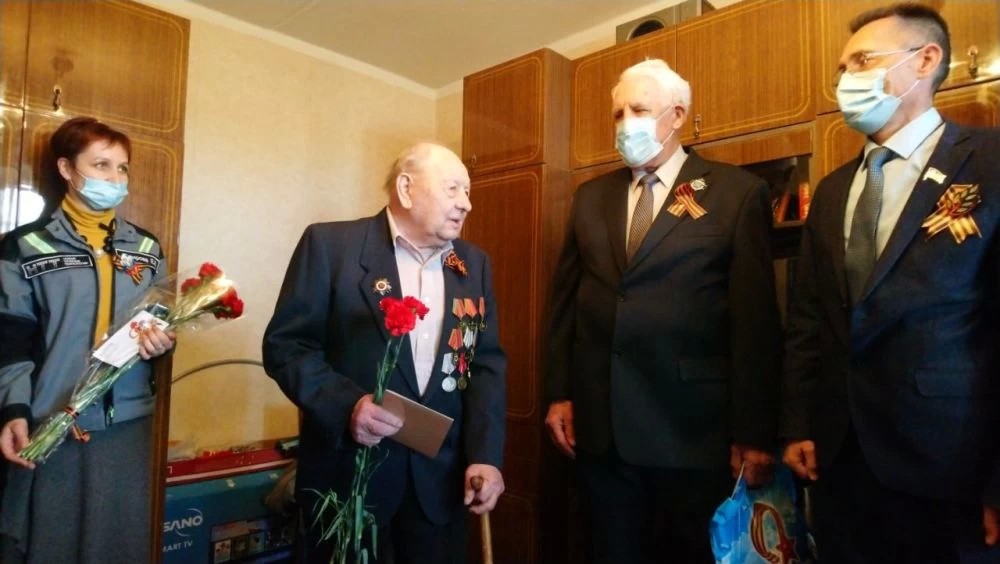 Загорский трубный завод поздравил ветеранов с Днём Победы