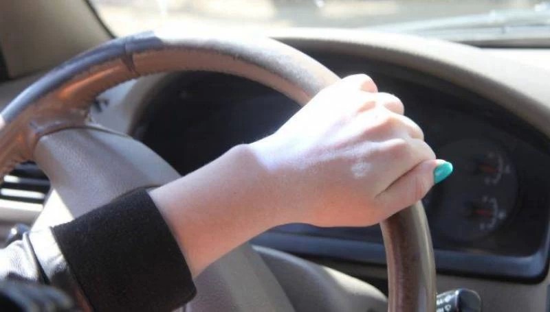 19-­летняя девушка угнала автомобиль